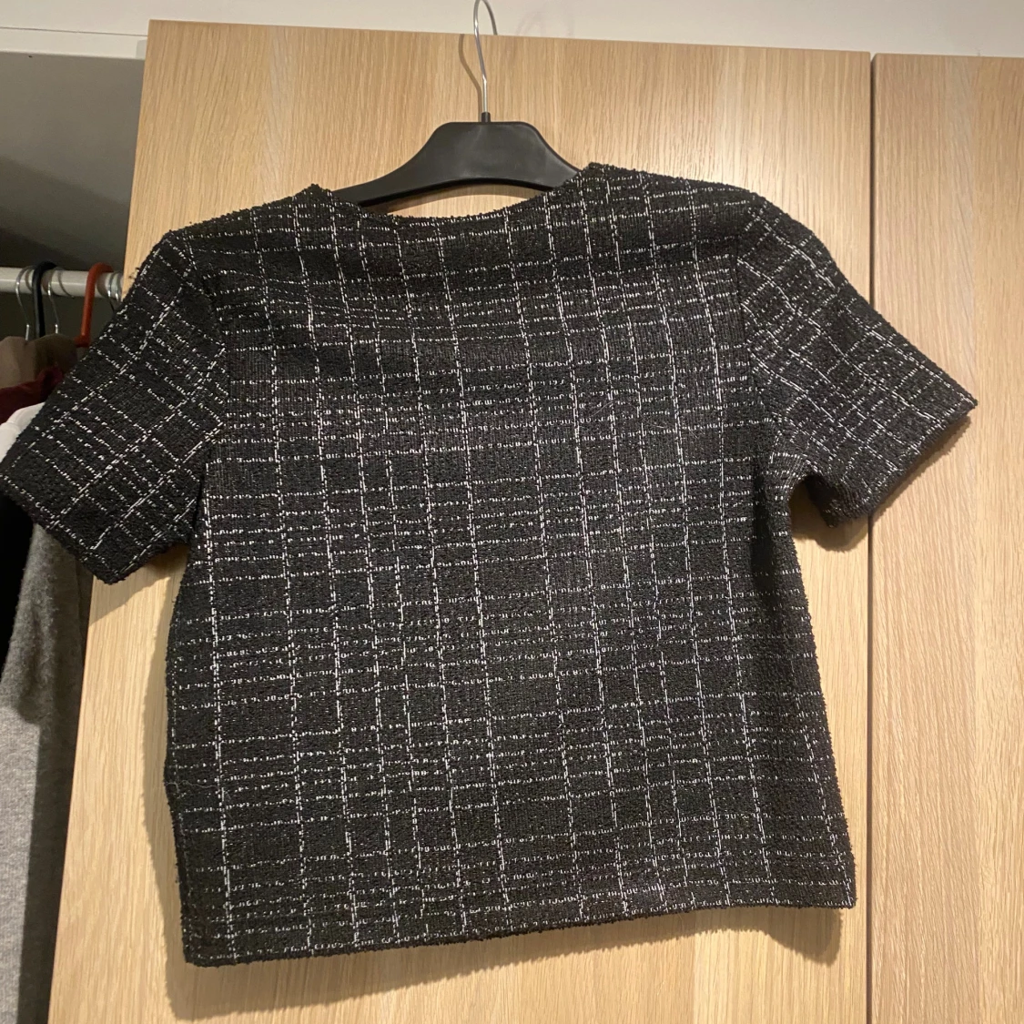 Svart rutig blus med silvriga knappar - 2