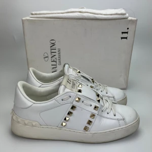 Valentino skor  - Hej! Säljer nu dessa sjukt snygga valentino skor. Skorna är i toppskick! Har begränsat antal boxar och dustbag. Hör av dig vid frågor. 