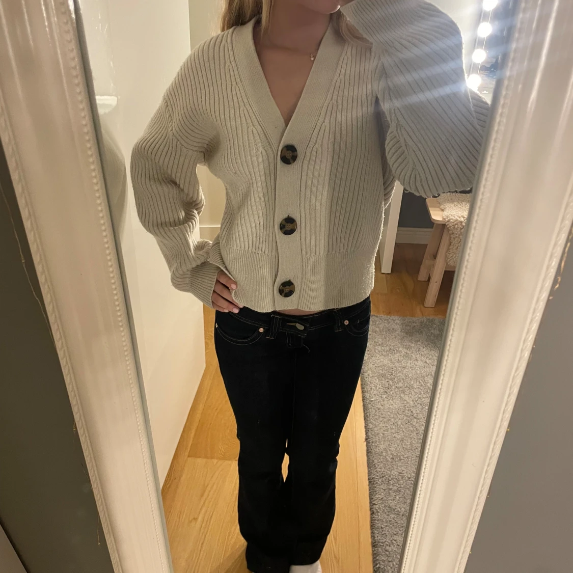 Beige ribbad kofta med stora knappar - 1