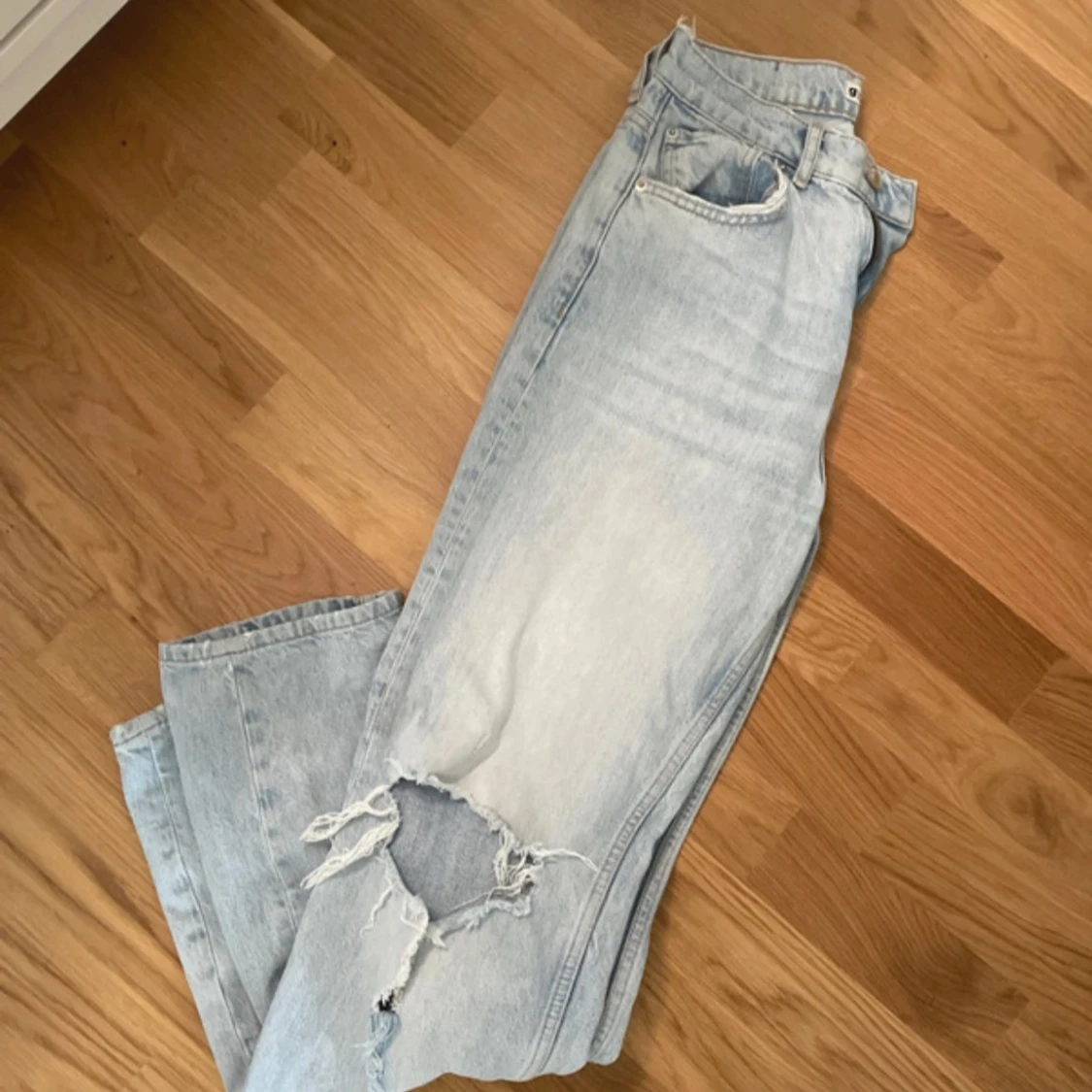 Ljusblå jeans med hål