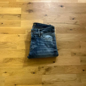 Sebastian - Snygga blå jeans med tvättad effekt och klassisk femficksdesign. Jeansen har normal passform och raka ben, perfekt för en avslappnad stil. Materialet är slitstarkt denim som ger en cool vibe.