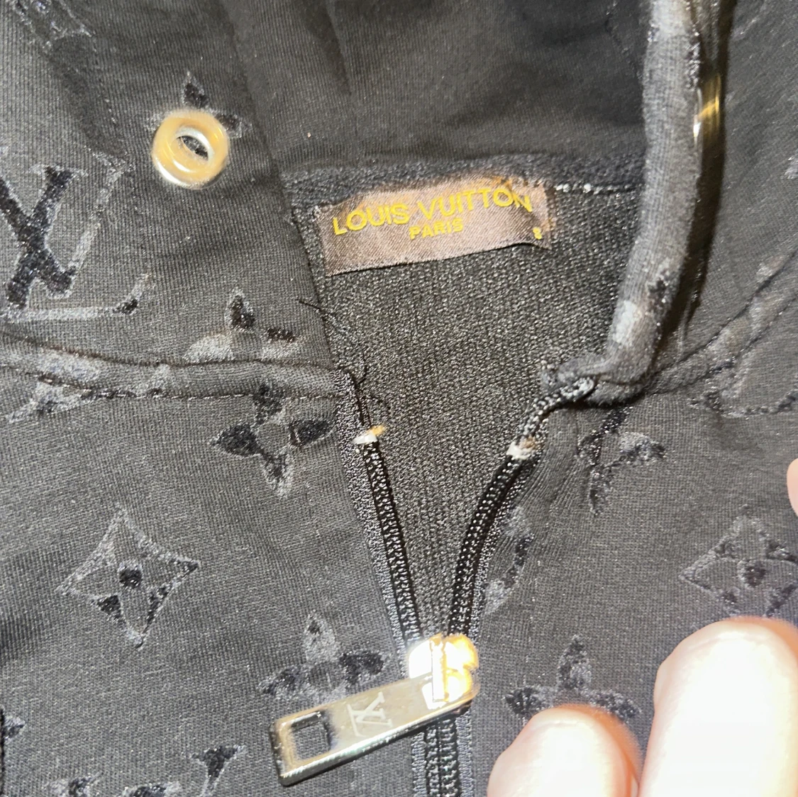 Svart Louis Vuitton hoodie med monogram - 1