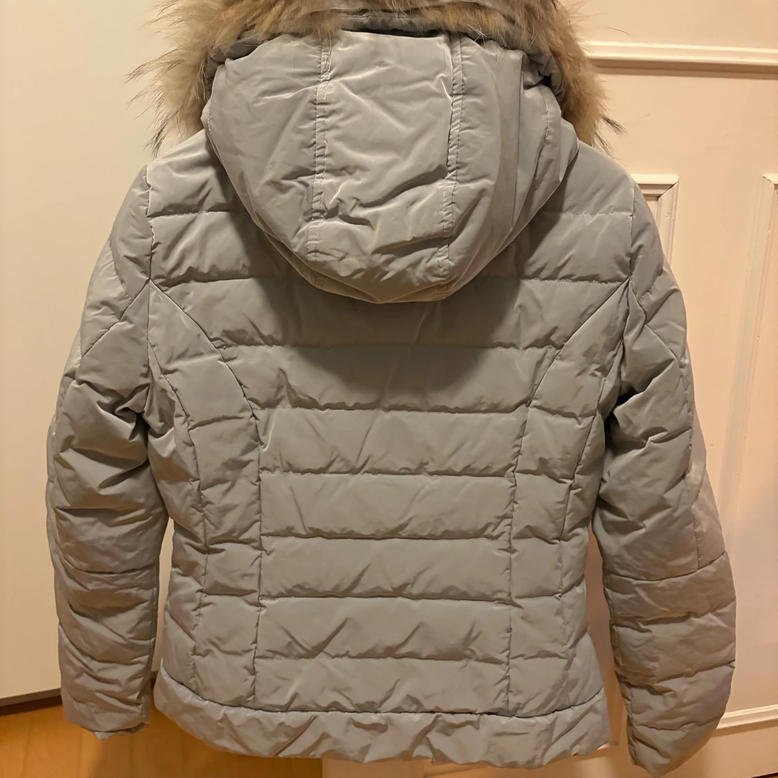 Ljusgrå pufferjacka med fuskpäls från Bomboogie - 1