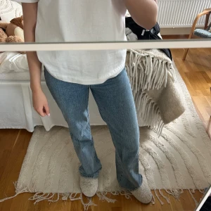 Ljusblå raka jeans - Säljer ett par ljusblå jeans från BikBok med klassisk femficksmodell och raka ben. Jeansen har hög midja och är tillverkade i 100% bomull för en autentisk denimkänsla. Perfekta för en avslappnad och trendig look.