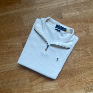  Vit Polo Ralph Lauren Quarterzip Herr Estate Rib ||Small||ÄKTA - 🌟 Storlek: S Herr 🟢 Skick: Mycket gott skick, liten lätt slitage på kragen  Denna klassiska Polo Ralph Lauren quarterzip i vitt är ett stilrent val för alla casual tillfällen. Perfekt för lager-på-lager eller när du vill ha en enkel, snygg look på en sval dag.  Mått: 	•	Axel till axel: 45 cm 	•	midja: 52cm (gånger två)  	•	Ärmlängd: 57 cm 	•	Längd: 73cm  ✅ 100% Äkta Polo Ralph Lauren 📦 Snabb leverans 💬 Fråga gärna om du undrar över något  #PoloRalphLauren #Quarterzip 