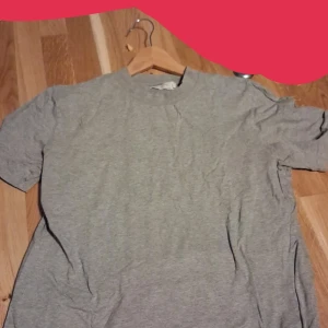 Grå t-shirt från Ljung Marcus Larsson - Enkel och stilren grå t-shirt från Ljung by Marcus Larsson. T-shirten har rund halsringning och korta ärmar. Tillverkad i mjuk bomull för en skön känsla. Perfekt basplagg till garderoben.