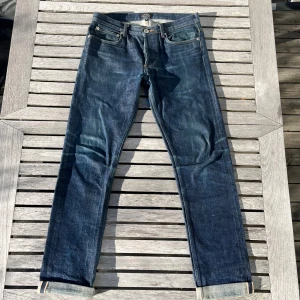 A.P.C. Jeans selvedge  - Säljer ett par klassiska A.P.C. Jeans i sytt i raw denim selvedge. Jeansen har inte fått några tydliga drag av faders eller slitningar vilket är bra om dme får en ny ägare. Nypris ligger runt 4000kr men säljs nu för 999kr. Hör av er vid funderingar. 