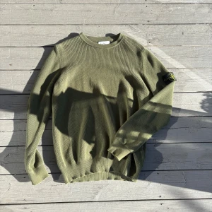 Stone Island mörk grön stickad tröja - Jätte fin Stone Island ribbed knit, rätt så använd men inga flaws, ny pris~4000