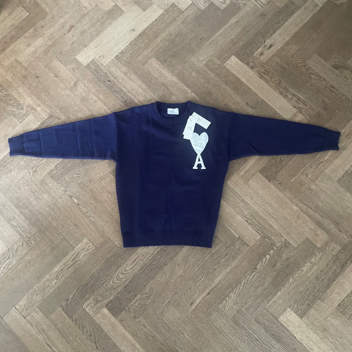 Mörkblå stickad tröja från Ami Paris