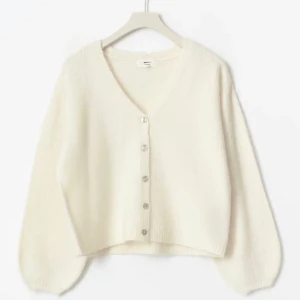 stickad kofta Gina - Superfin kofta med v-ringning från Gina. Koftan har en loose fit, långa ärmar och är stickad i ett fluffigt material som känns lyxigt. Använd max 2ggr!