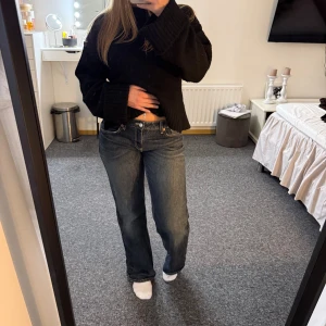 Jeans från ZARA - Jätte snygga Jeans med jätte fin färg, säljer på grund av att jag inte haft tillfället att använda dem