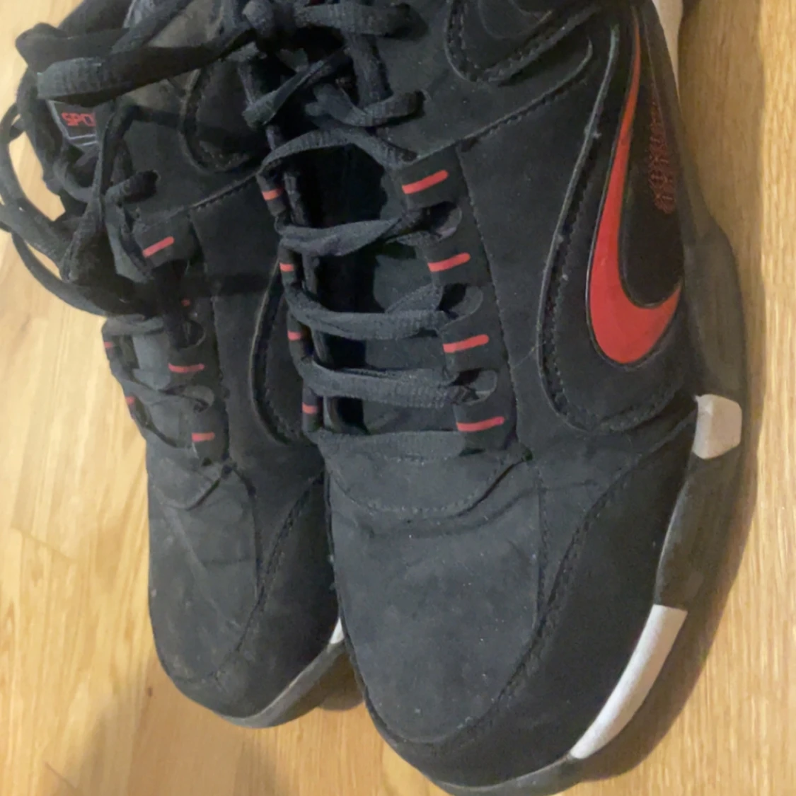 Svarta sneakers med röda detaljer - 3