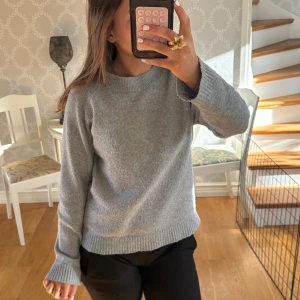 Ljusgrå stickad tröja - Mysig ljusgrå stickad tröja från Vila i storlek S. Jättefin men är använd. 