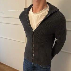 East West Full-zip - Oroligt fet grå full-zip ifrån East west,                           pris kan diskuteras!