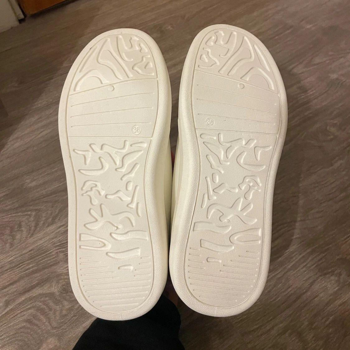 Vita chunky sneakers med svart detalj - 3