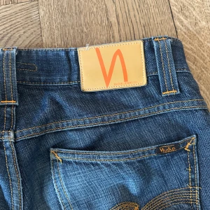 Raw bootcut ola - Dessa jeansen är i storlek 31/32 och är råa, vilket innebär att washen kommer förändras på dessa ju mer du använder de, de är en modell som heter bootcut ola som inte görs längre därav priset.