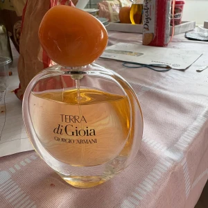 Terra di Gioia parfym - Jättegod parfym från Giorgio Armani med modern design.