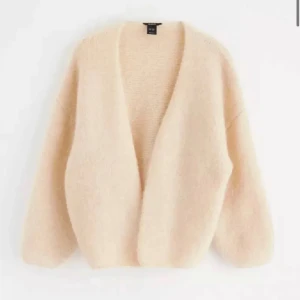 Beige Kofta - Beige kofta från lindex, jätte mysig och fin nu till hösten/vintern, skriv om ni undrar något!💗