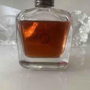 Stronger With You Intensely 100ml - Emporio Armani Stronger With You Intensely, 100ml, tillverkad i Frankrike. Ingredienser: alkohol, parfym, aqua, coumarin, limonene, linalool, cinnamal, och fler. Perfekt för dig som vill sticka ut med en ikonisk doft från Armani.