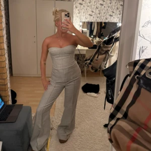 Sett från H&M  - Säljer detta Såå snygga sett från H&M Edition i storlek 36/38. Toppen är axelbandslös med markerad byst och figurnära passform upptill, samt vida ben på byxorna. Dragkedja bak för enkel påklädning. Perfekt för dig som vill sticka ut med en stilren look. Passar xs/s 🩷🩷nyskick och slutsålt på hemsida 