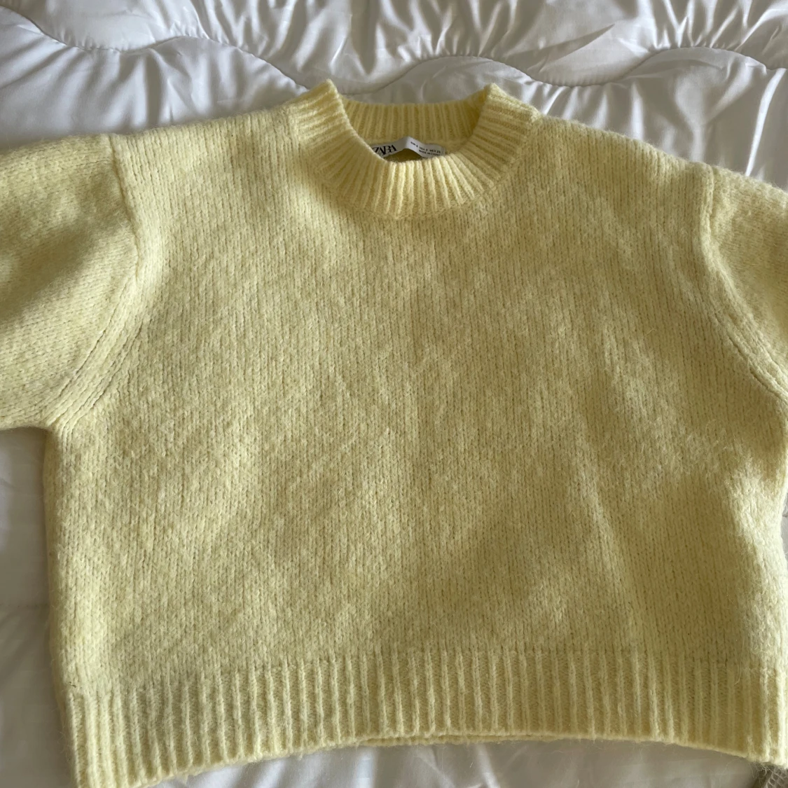 Gul stickad tröja från Zara