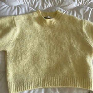 Gul stickad tröja från Zara - Superfin ljusgul stickad tröja från Zara. 