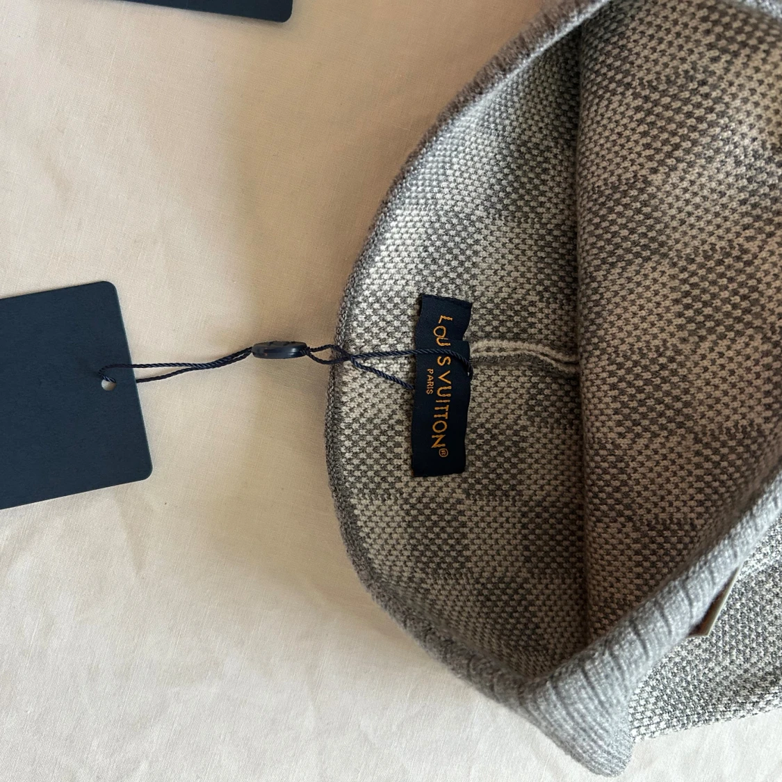 Grå rutig Louis Vuitton mössa - 1