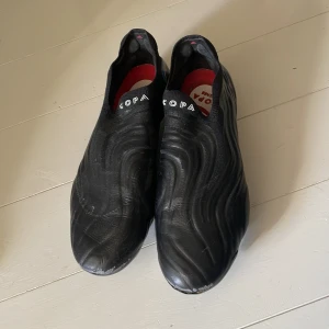Adidas Copa Sense svarta fotbollsskor  - Säljer ett par Adidas Copa Sense fotbollsskor i svart. Bra skick inga speciella defekter förutom på toppen av skorna vilket man kan se. Men går fortfarande att spela med! 