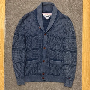 TOMMY HILFIGER CARIDGAN - Tjena! Säljer nu denna tvär feta Hilfiger Koftan! | Skick 9/10 (pytte litet slitning på kragen som knappast ses, se sista bild) | Ny pris ca 3000kr | Mitt pris 1199kr | Kom gärna pm vid frågor eller funderingar!