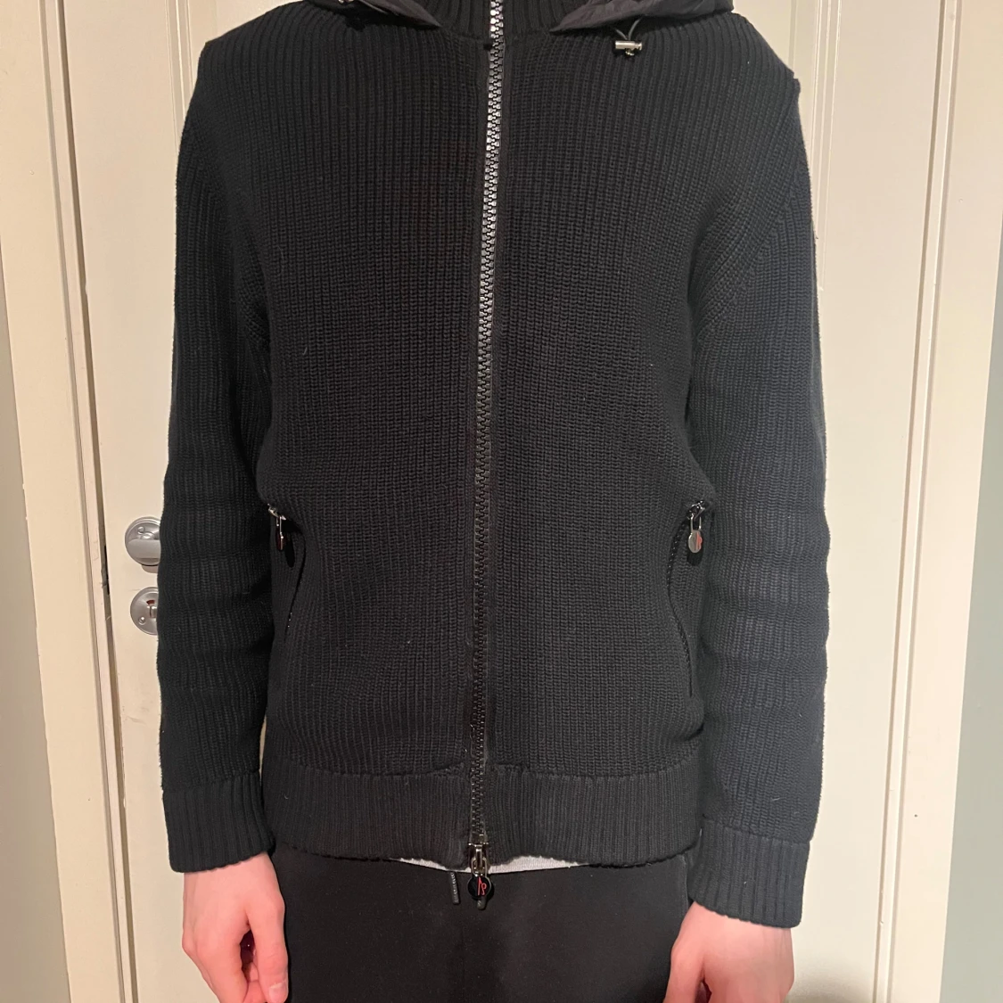 Svart Moncler pufferjacka med huva