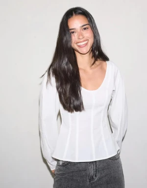 V- ringad blus - Säljer en vit korsettinspirerad topp med långa ärmar och markerade sömmar. Toppen har en snygg v-ringning och figurnära passform som framhäver midjan. Perfekt för dig som gillar stilrena och trendiga plagg. Skriv gärna vid frågor! 💗 Tar snart egna bilder 