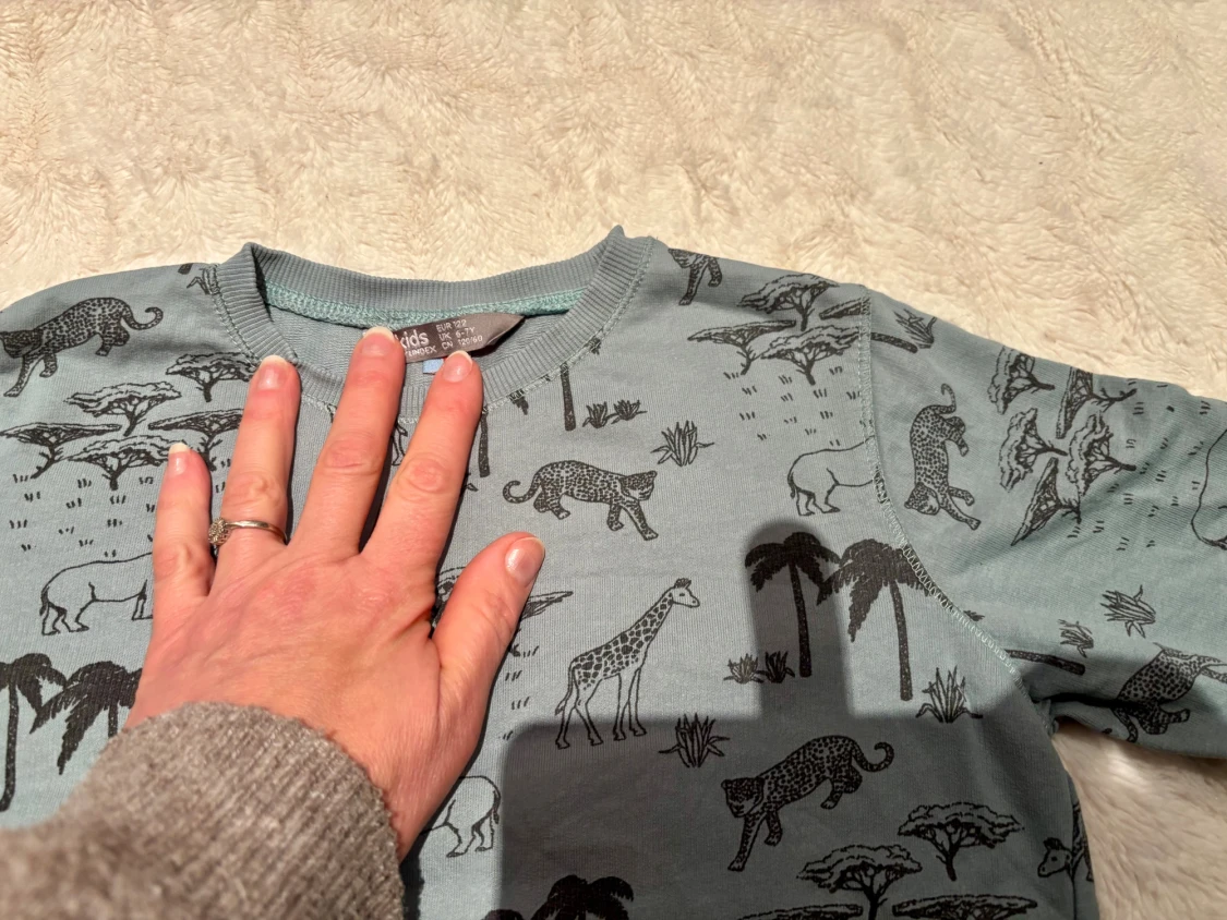 Blå sweatshirt med djurmönster från Lindex  - 2