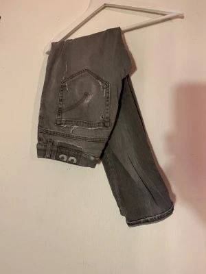 Grå Dondups W32 - Säljer mina gråa Dondups. Supersnygga med snygg tvätt. Har ett litet hål vid knät och säljer därför extra billigt! Storlek 32 i midjan och passar perfekt för dig som är mellan 170-180cm