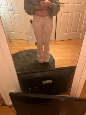 Rosa jeans  - Rosa jeans från lager 157 i storlek xs/full längd. Säljer då de inte passar länge. Har en liten fläck på ena fickan men syns inte jätte mycket