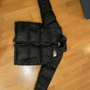 Svart pufferjacka från The North Face - Köpt på Vinted! Säljer pga för liten! Youth size Large men sitter absolut som en XS dam, köpte precis en xs dam och den va för liten den med! Finns ett hål på armen som syns på de två sista bilderna, därav priset ! Annars fräsch och i bra skick!