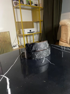 monogram skärp svart/grå - 105 cm lång 