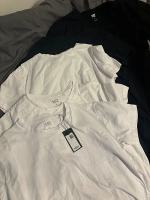 5 white and black t shirts  - Fem t-shirts, två svarta och tre vita. Går att köpa separat för 15kr/styck. Både M och S.