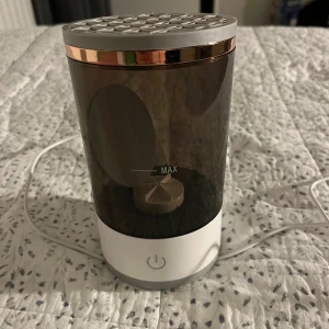 rengöring till sminkborstar - En elektrisk rengörare till sminkborstar för smink