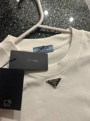 T shirt vit - Mycket fin T-shirt med fina detaljer och helt ny. Inte använd en enda gång