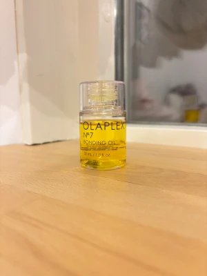 Olaplex No.7 Bonding Oil 30ml - Olaplex No.7 Bonding Oil är en gul, lätt hårolja i en genomskinlig plastflaska med skruvlock. Perfekt för att ge glans och skydd till håret. Endast testad 2 gånger. 