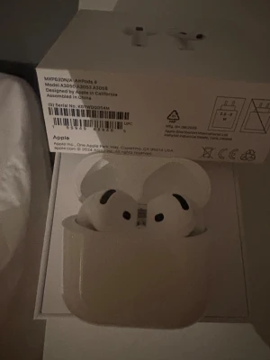 AirPods 4 - Snygga och moderna Apple AirPods 4 med laddningsetui. Trådlösa hörlurar med aktiv brusreducering och hög ljudkvalitet. Produkten ser ut att vara i mycket gott skick, inga synliga repor eller skador. Perfekt för musik, samtal och träning.