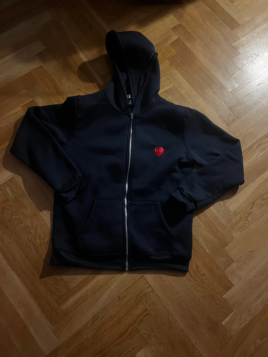 Svart hoodie från Comme des Garçons Play