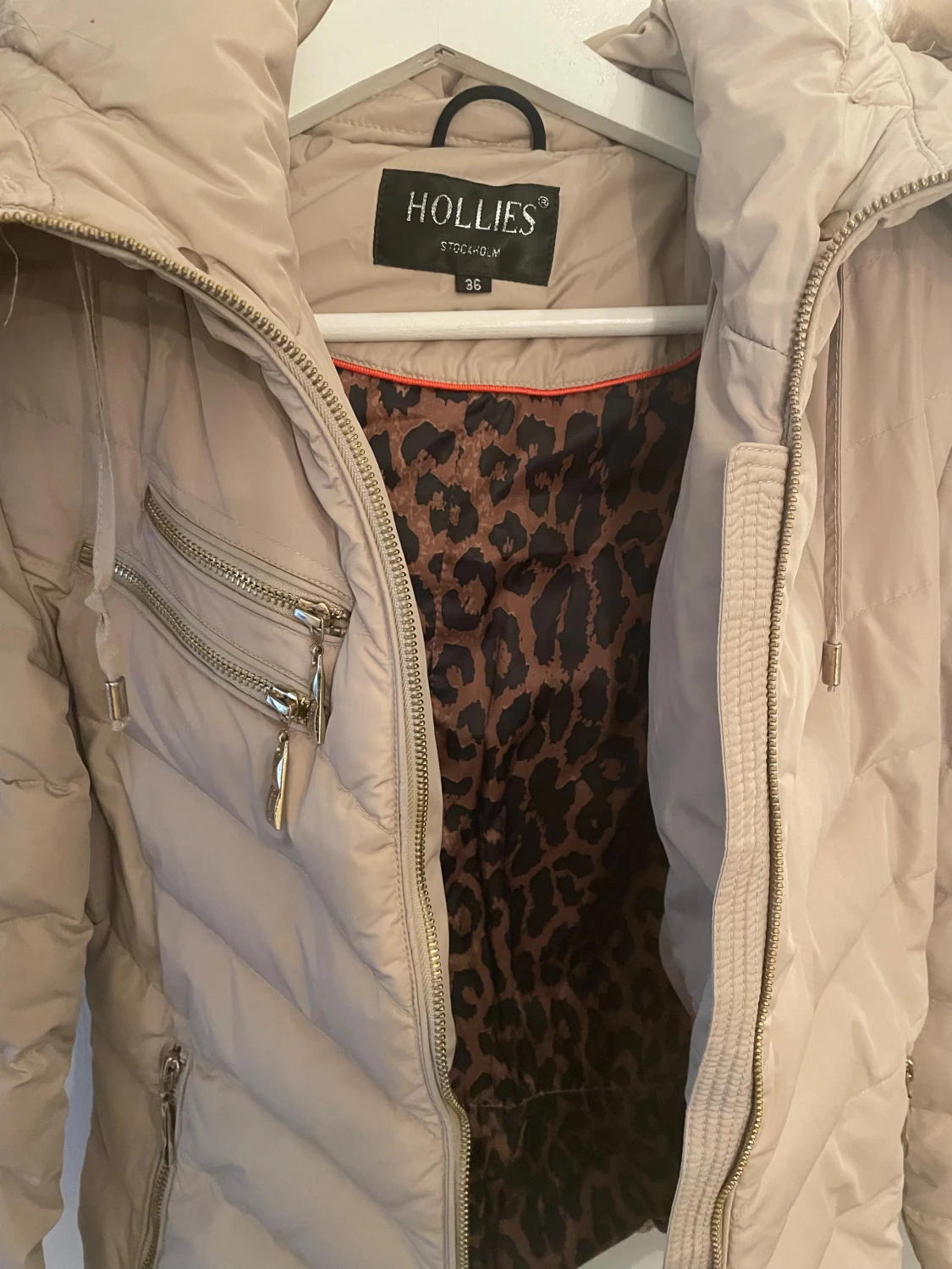 Beige pufferjacka med fuskpäls från Hollies - 2