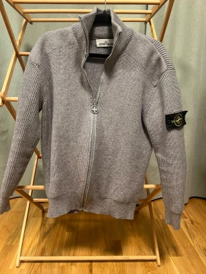 Stone Island Zip - Grey - Stone island tjocktröja i zip, grå färg, mycket fint skick, Storlek M men passar snarare S/XS då stone island är små i storlek