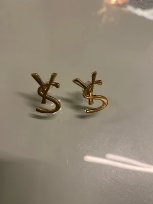 Örhängen nya - Nya örhängen i guld färg 