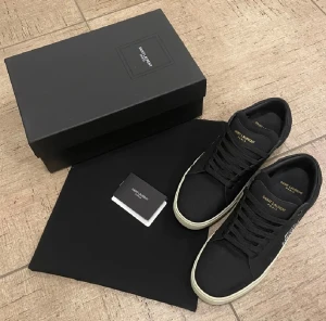 Saint Laurent skor  - Ett par riktigt snygga Svarta Saint Laurent skor i väldigt bra skick! Skorna är i storlek 42 och modellen är SL/06. Kontakta gärna oss om du har frågor, dessutom är priset ej hugget i sten! Mvh saint ;)