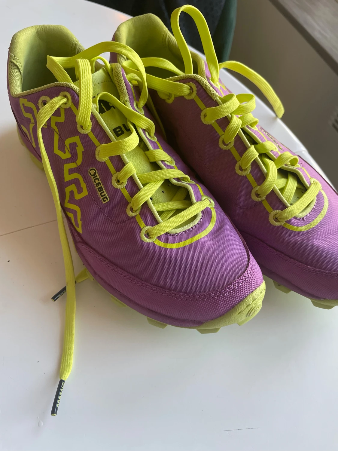 Lila och neongula Icebug sneakers
