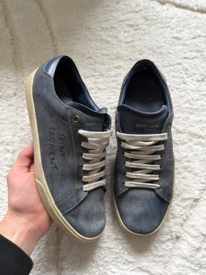 Saint Laurent Blå  - Nypris 8000kr! Size 41,5 fits 42,5. lätt slitage på insidan!