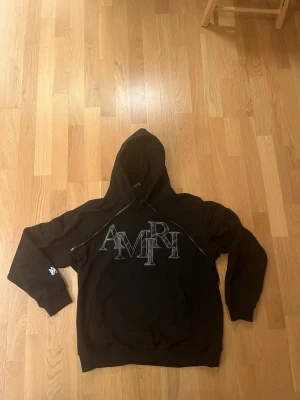 Amiri hoddie - Riktigt skön Amiri hoddie, helt ny perfekt skick. Pris kan diskuteras 