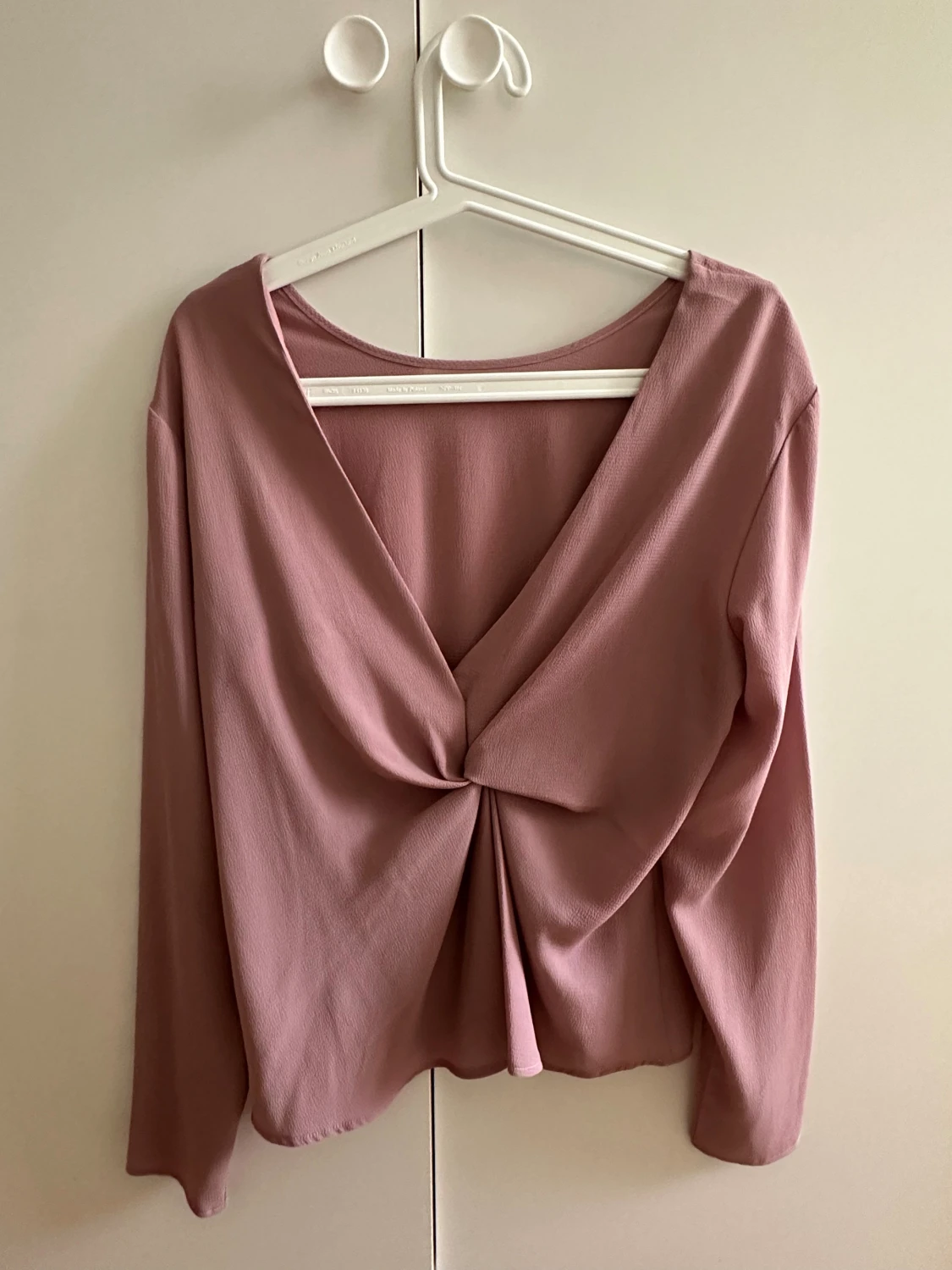 Puderrosa blus med knut i ryggen - 1